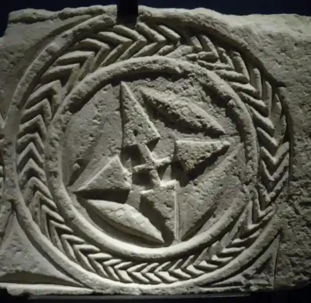 Cross with arrowhead as points